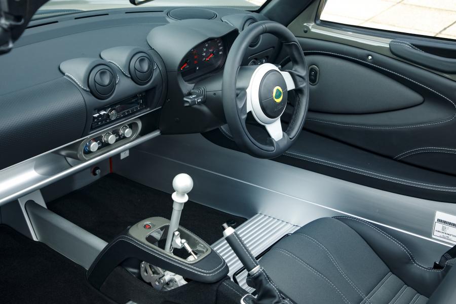 Интерьер Lotus Elise Sport 220 Special Colour Edition 2020 года  (JP) (фото 26 из 33)